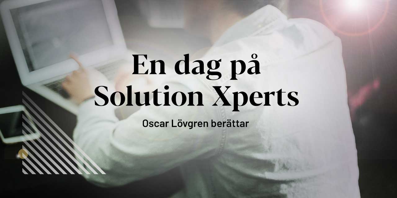 En man sittandes vid en laptop