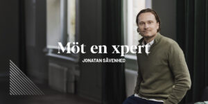 En bild på Jonatan som står lutad mot väggen.