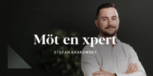 Stefan står mot en vägg.
